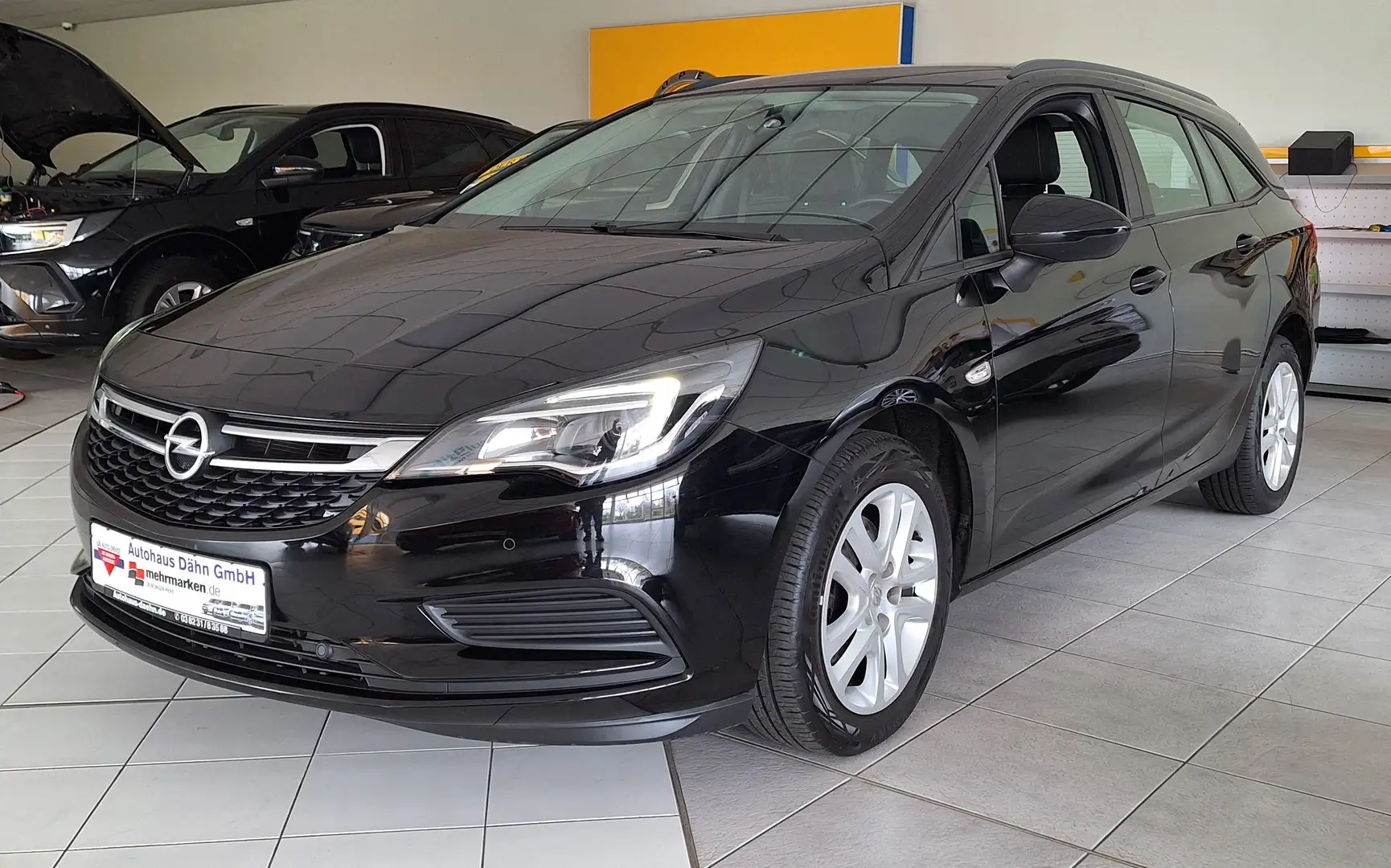 Opel Astra Sports Tourer Edition Start/Stop Schwarz - 1