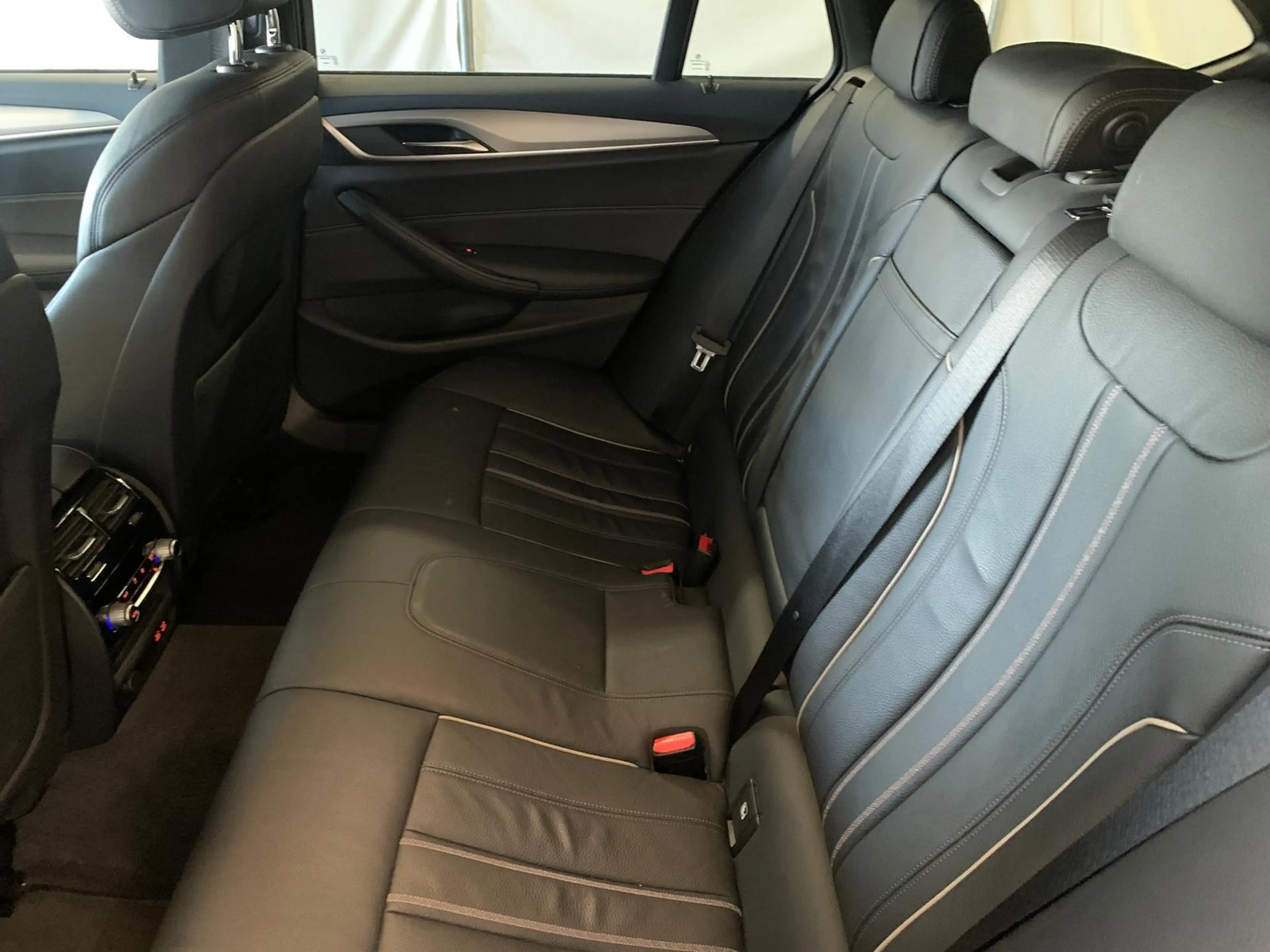 BMW 530 e xDr LED Leder Navi+ Kam CockpProf 4xSitzHz — photo 9