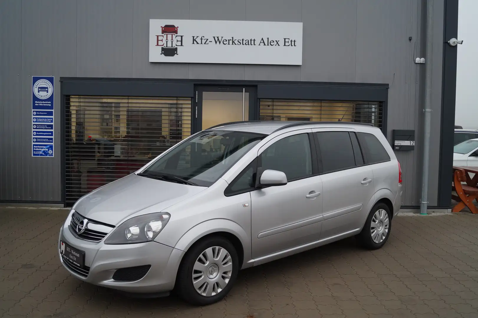 Opel Zafira Family Grau - 1