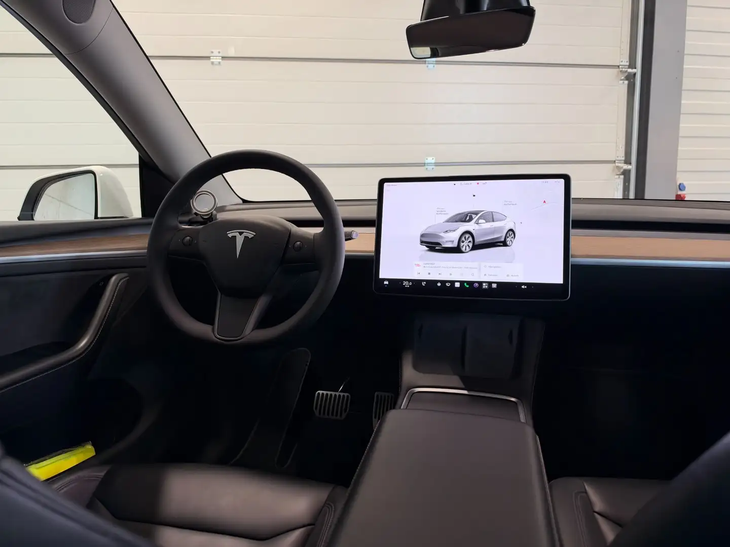 Tesla Model Y RWD Basis / AHK / Reifen NEU Weiß - 2
