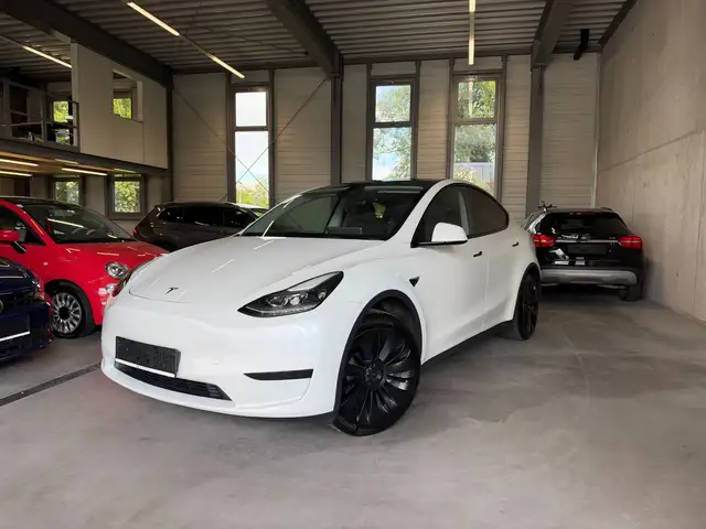 Tesla Model Y RWD Basis / AHK / Reifen NEU