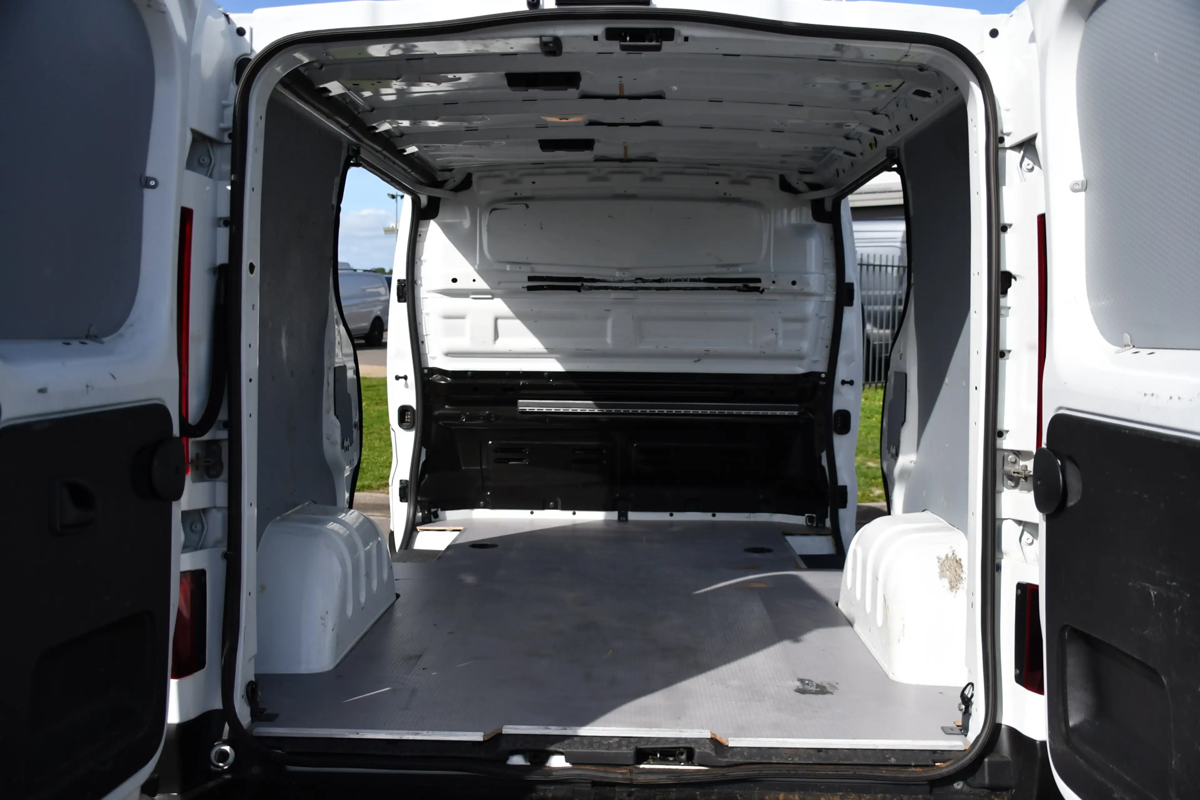 Renault Trafic 2.0 dCi 150 T29 L1H1 PB Edition Camer, Cruise, Car — photo 32