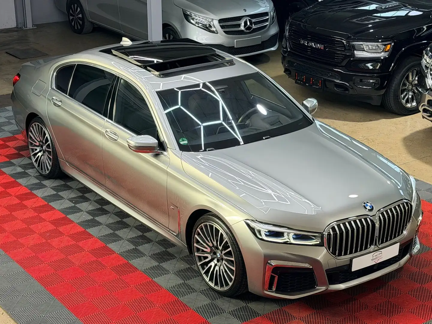 BMW 730 Ld xDrive M Sport Pano SkyLounge Massage HUD Gris - 1