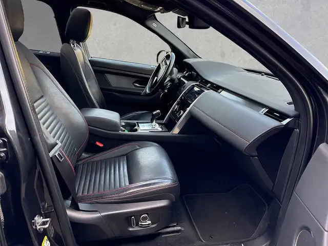 Land Rover Discovery Sport view 3
