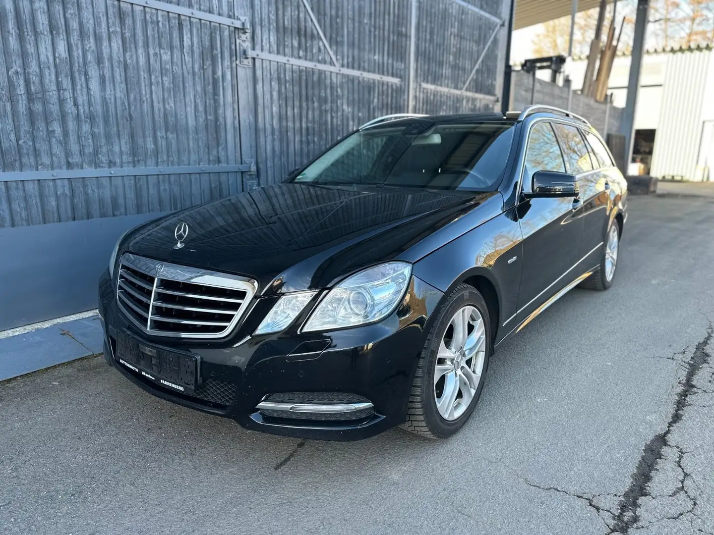 Mercedes-Benz E 220 CDI BlueEffi, AHK, Automatik, Bi-Xenon Schwarz - 2
