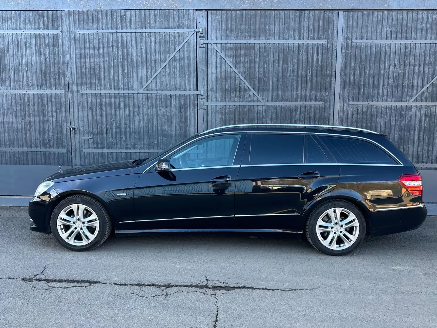 Mercedes-Benz E 220 CDI BlueEffi, AHK, Automatik, Bi-Xenon Schwarz - 1