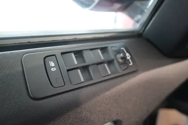 Land Rover Discovery Sport view 13