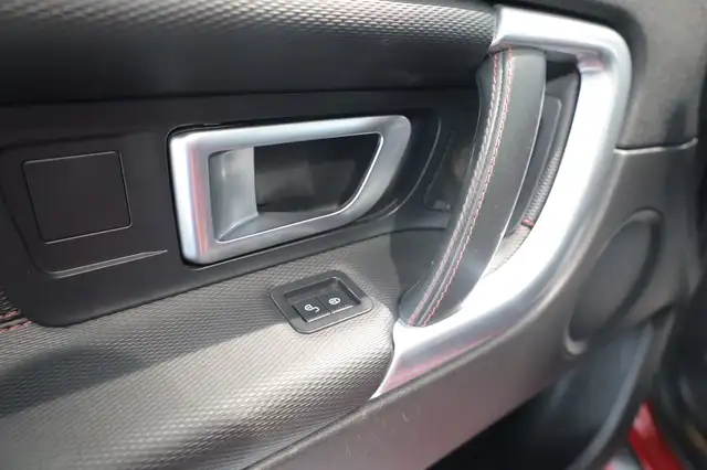 Land Rover Discovery Sport view 12