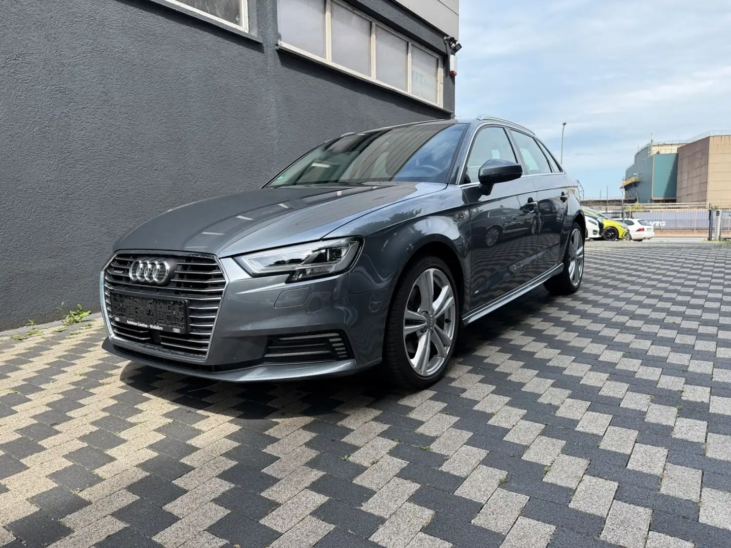 Audi A3 Sportback 40 e-tron design Navi Dig.Tacho 1.H Grau - 1