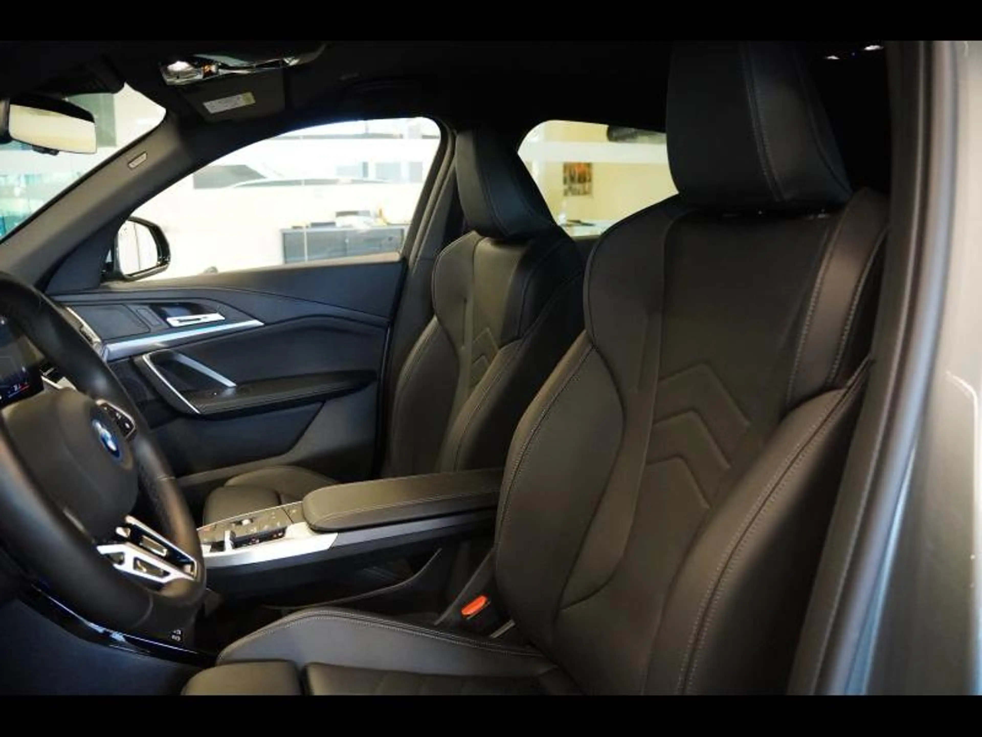 BMW iX2 M PACK PRO TREKHAAK CAMERA M REMMEN — photo 10