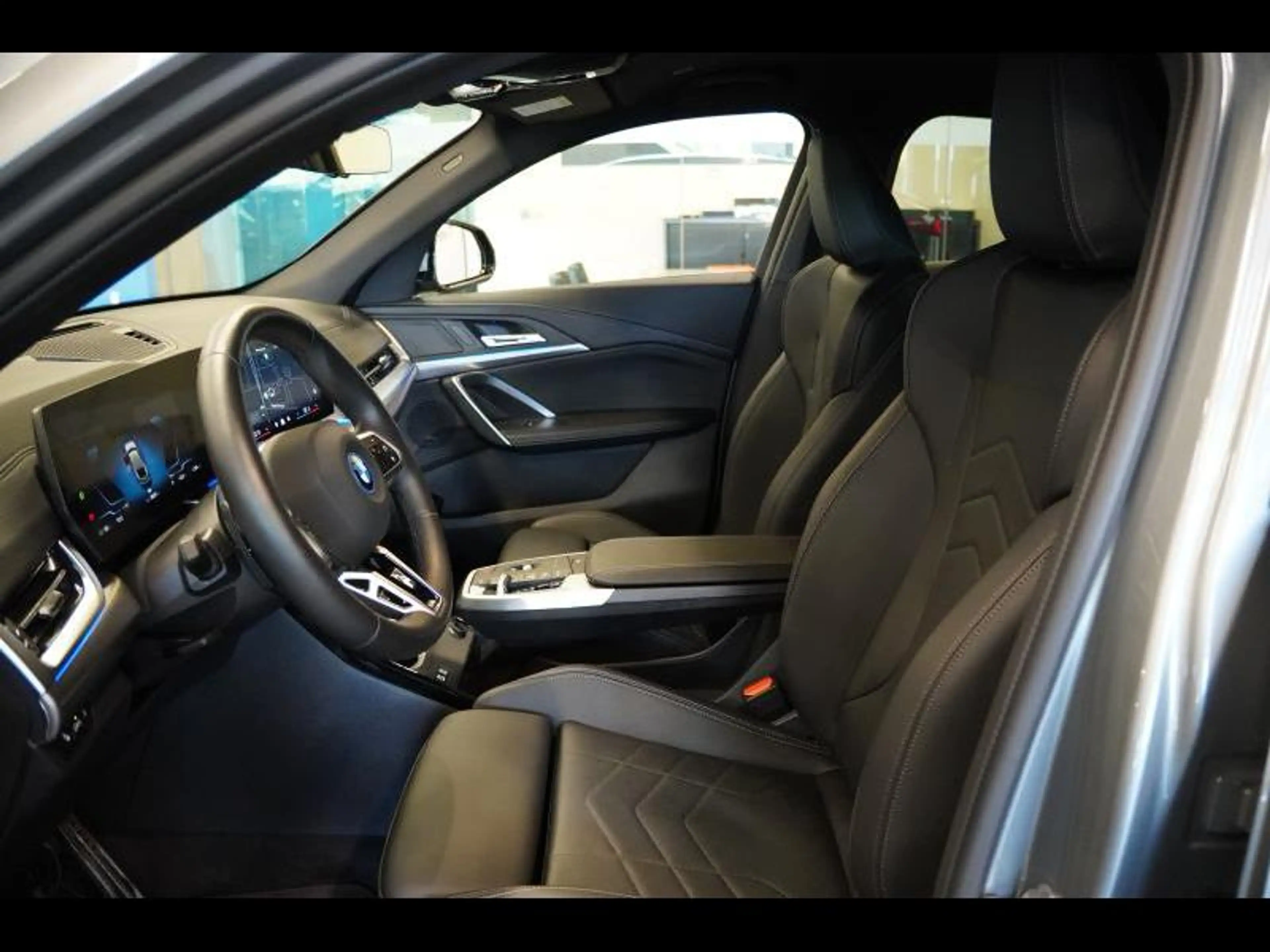 BMW iX2 M PACK PRO TREKHAAK CAMERA M REMMEN — photo 9