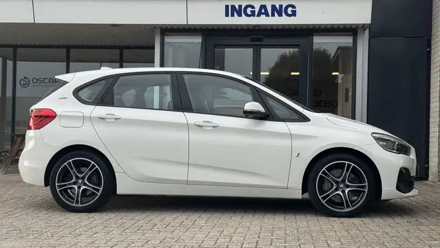 BMW 2 Series view 6