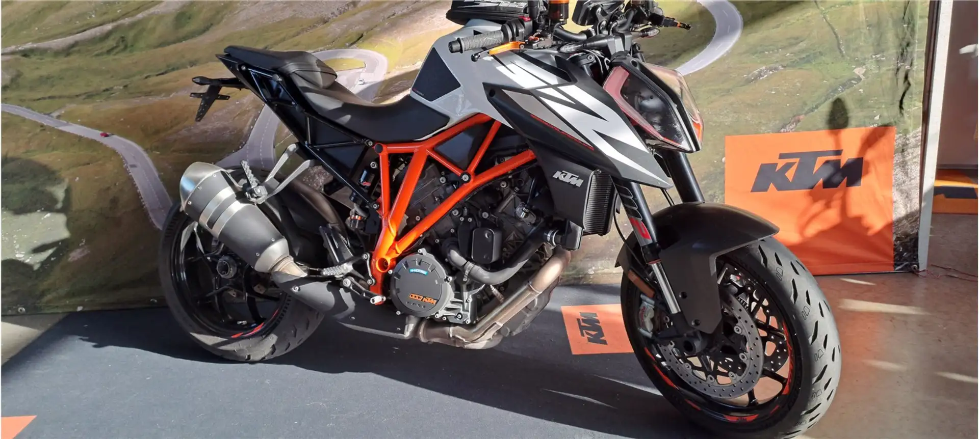 KTM 1290 Super Duke R - 1