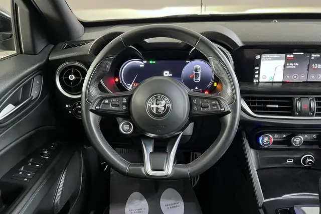 Alfa Romeo Stelvio view 13