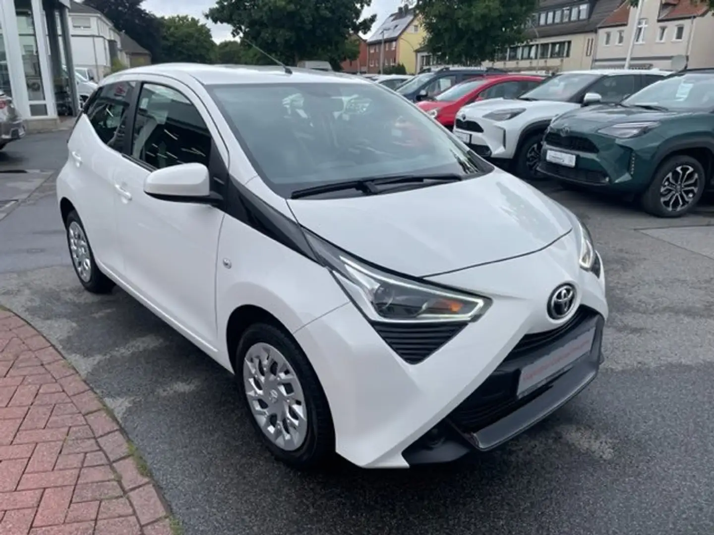 Toyota Aygo x-play Weiß - 1