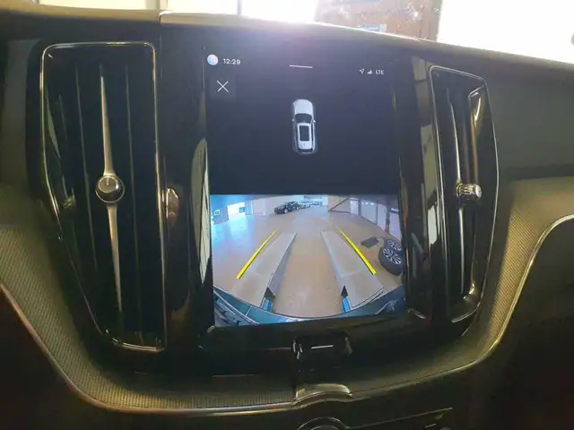 Volvo XC60 view 11