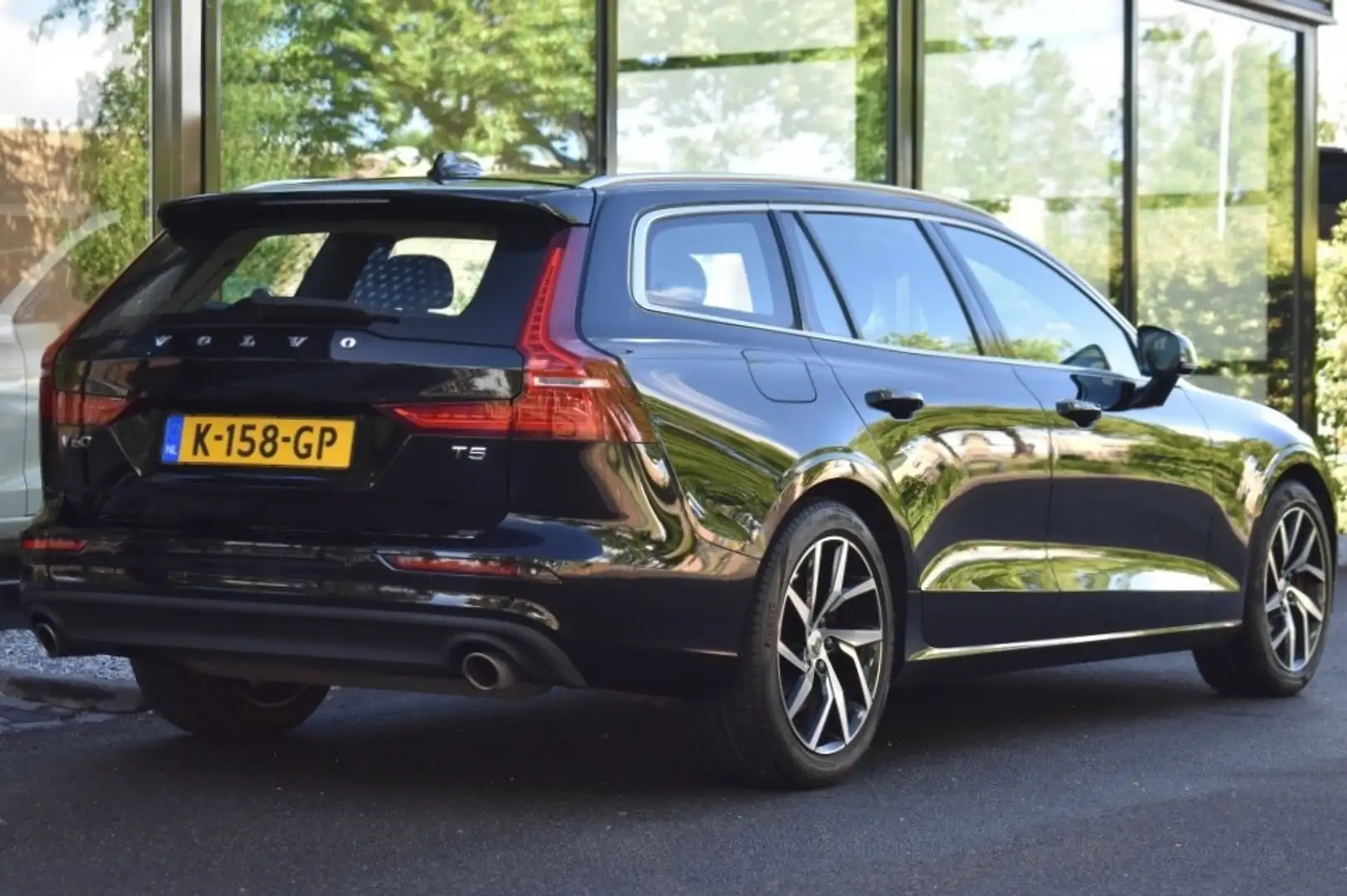 Volvo V60 T5 250pk Momentum Pro | Parkeerverwarming | Climat Zwart - 2