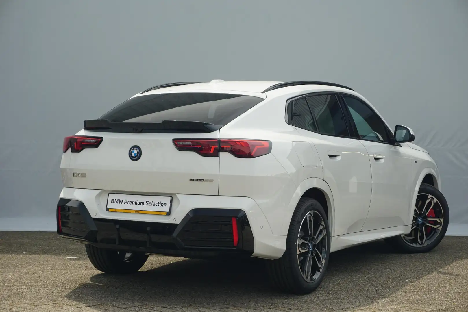 BMW iX2 eDrive20 M Sport Pro | Trekhaak / Adaptief M onder Wit - 2