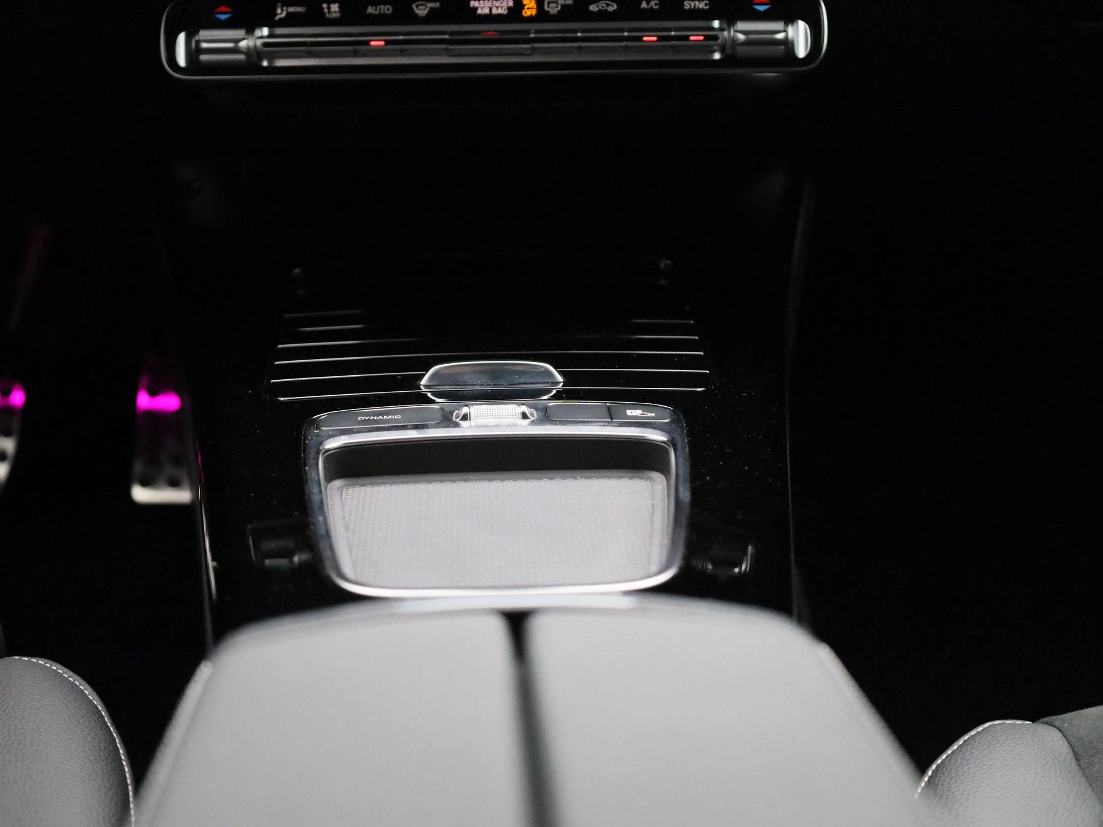 Mercedes-Benz CLA 200 AMG Line + 19 INCH + CAMERA + LED + 200 — photo 10