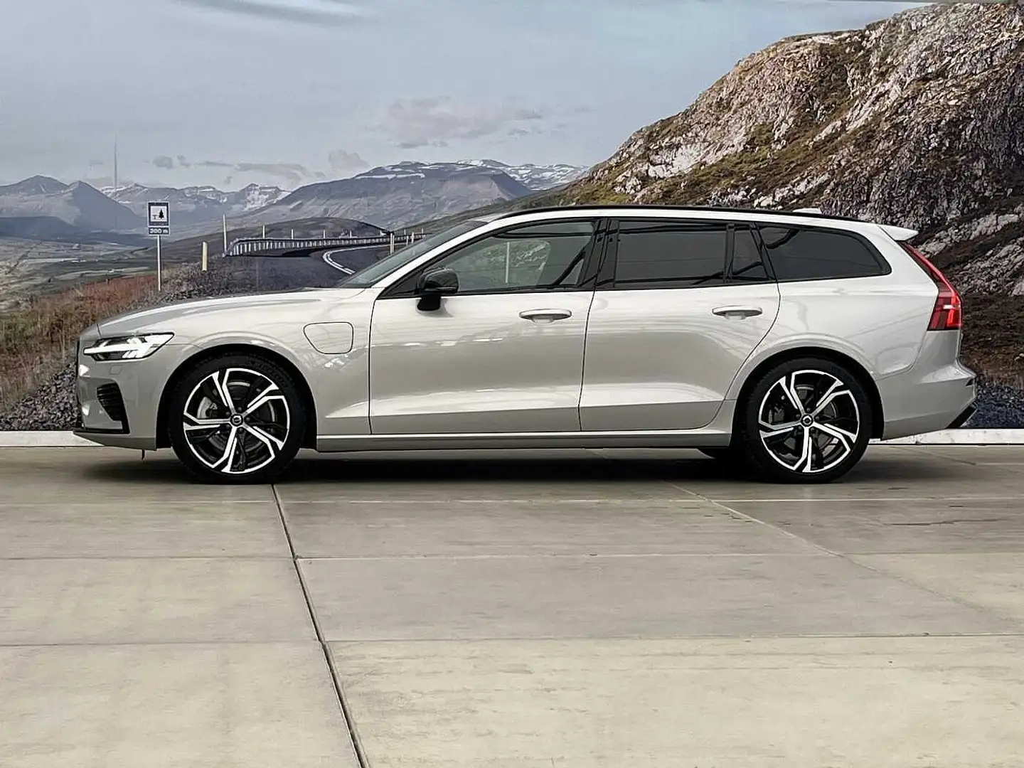 Volvo V60 T6 PLUS DARK - ACC - BLIS - H&K Zilver - 2