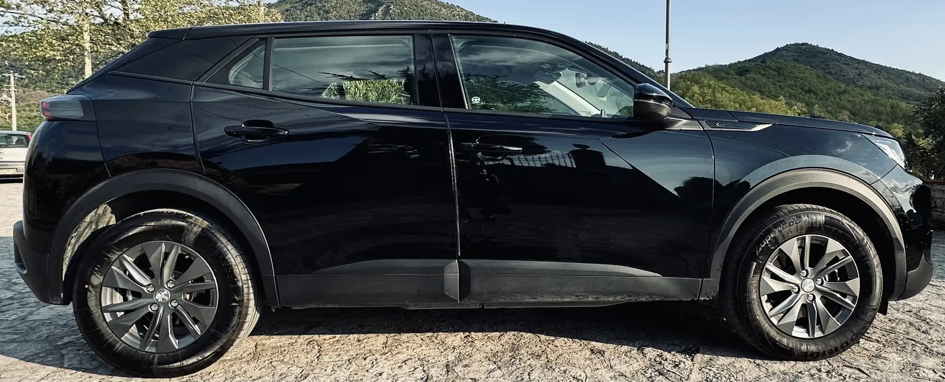 Peugeot e-2008 Nero - 2