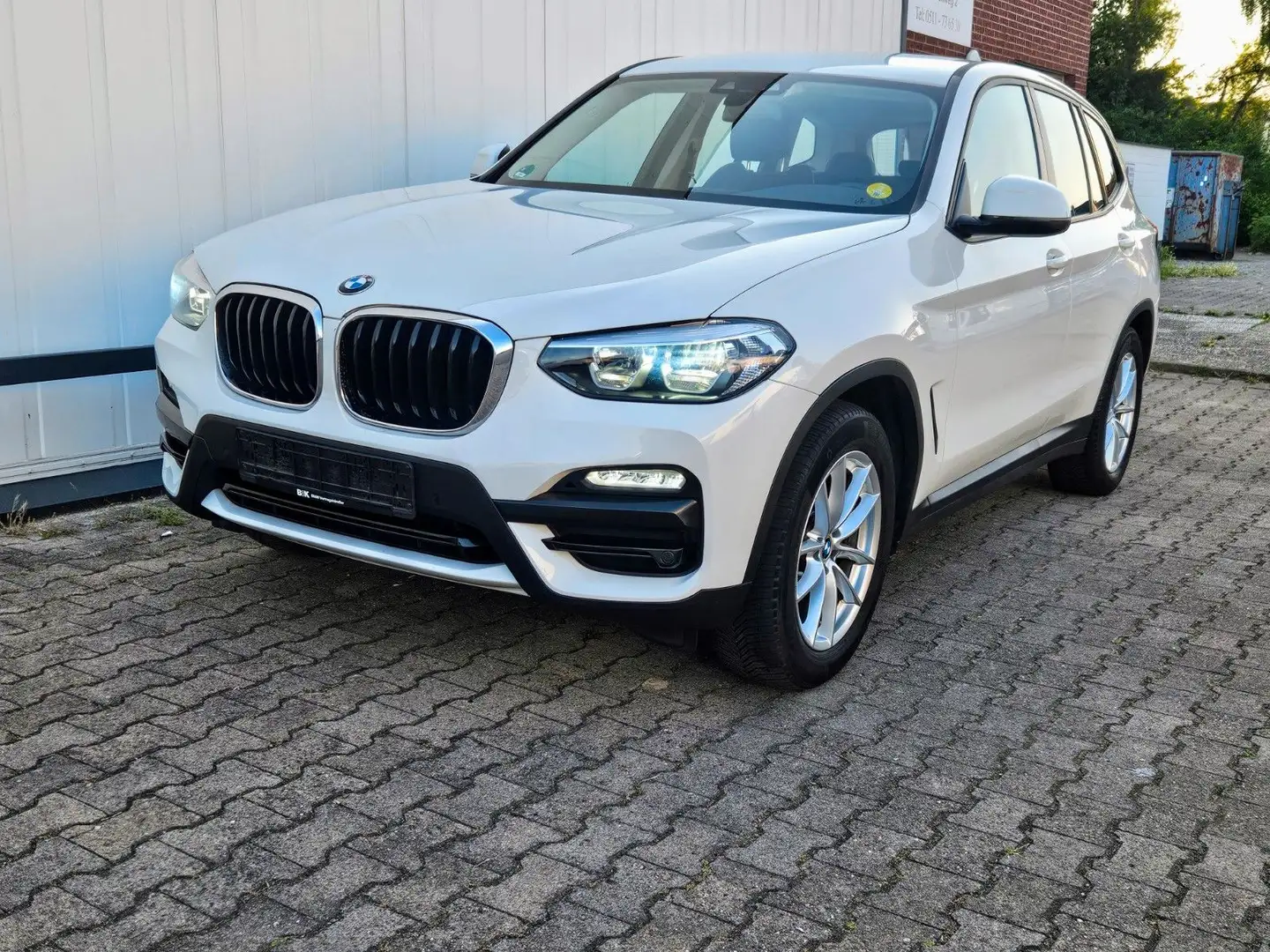 BMW X3 xDrive 20d *NAVI*LED*AHK*HiFi*LENKRADHEIZUNG Weiß - 1