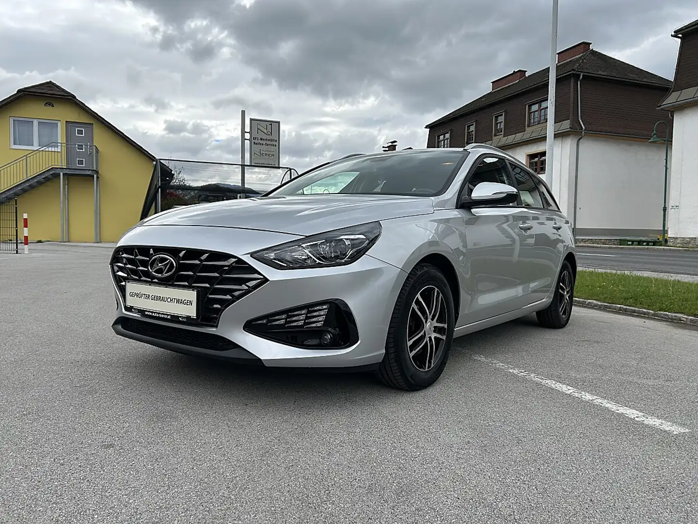 Hyundai i30 CW 1,0 T-GDI i-Line Plus Silber - 1
