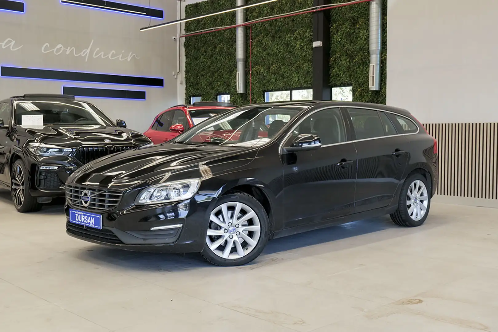 Volvo V60 2.0 D3 Momentum Auto - 1