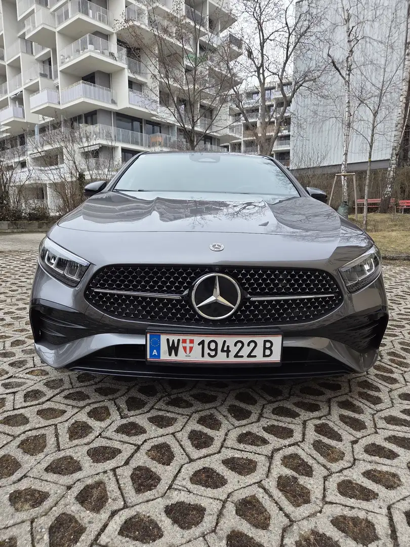 Mercedes-Benz A 200 d Aut. AMG Line Grau - 2