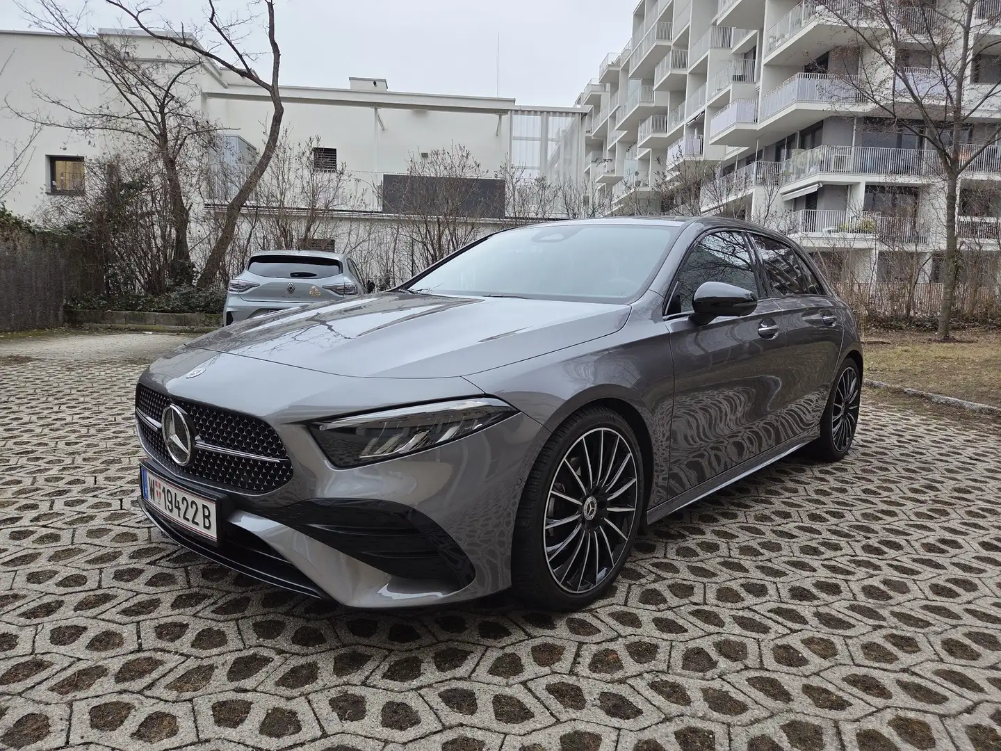 Mercedes-Benz A 200 d Aut. AMG Line Grau - 1