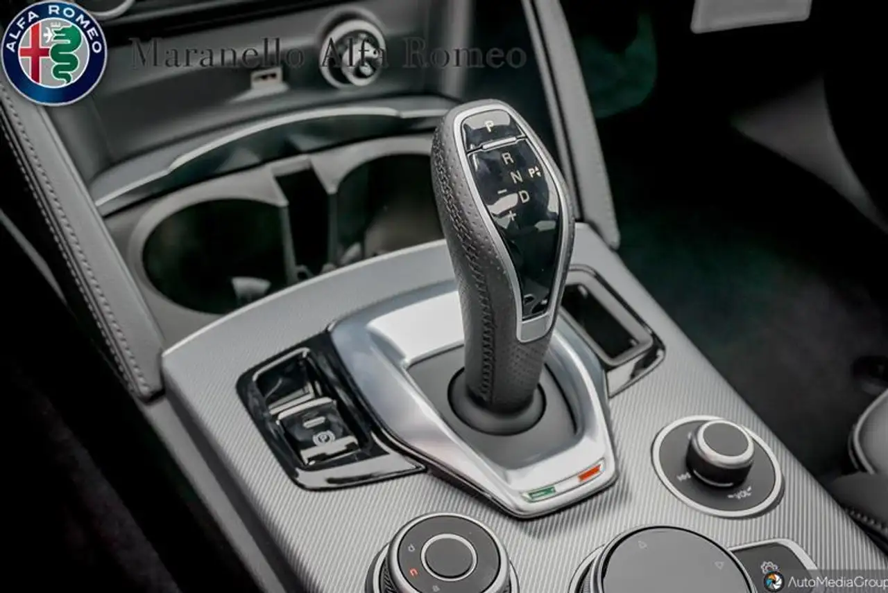 Alfa Romeo Stelvio снимка Alfa Romeo Stelvio
