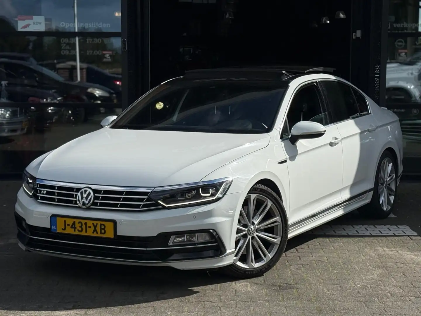 Volkswagen Passat 2.0 TSI R-line PANO/VERLAAGD/LED/LEDER/PDC/CRUISE/ Wit - 2