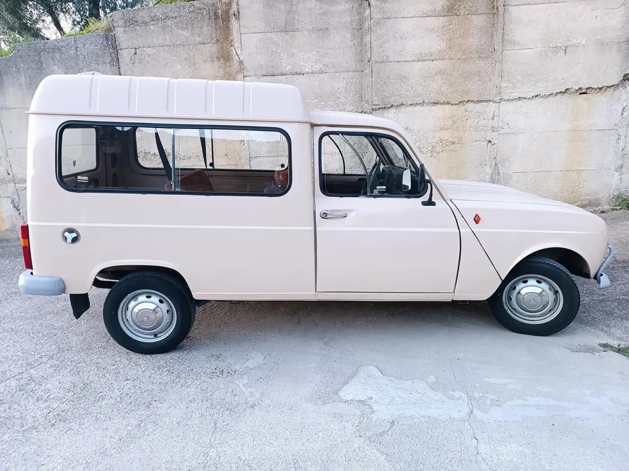 Renault R 4 F6 Furgonette, foto 1