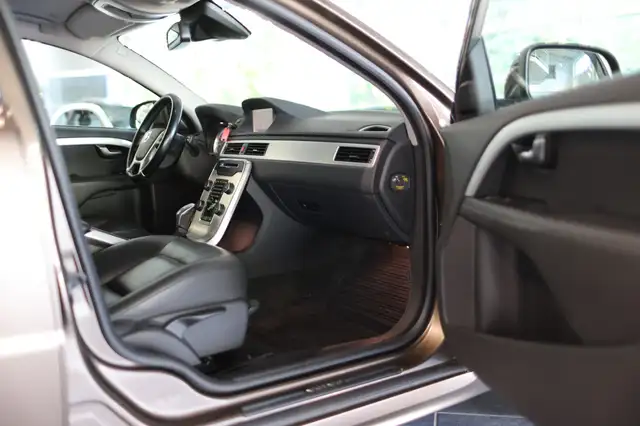 Volvo V70 view 11
