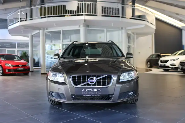 Volvo V70 view 2