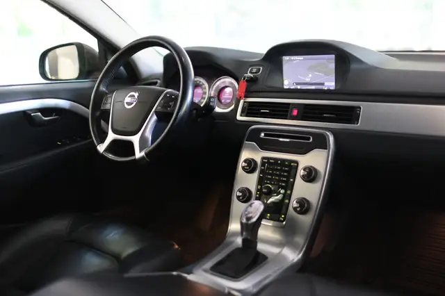 Volvo V70 view 8