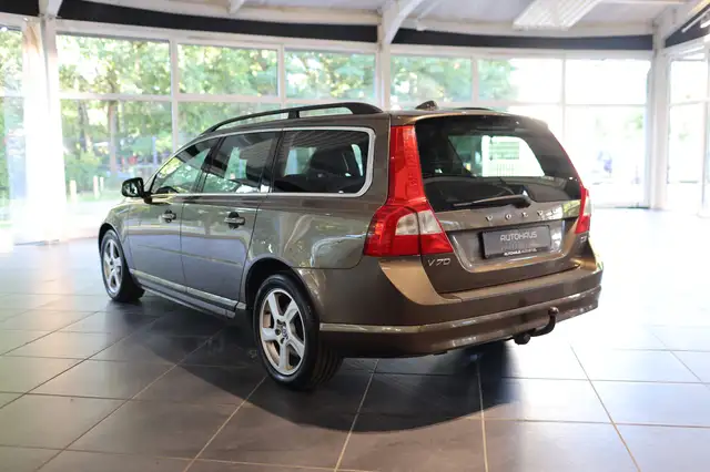 Volvo V70 view 4