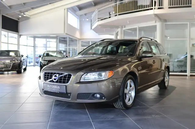 Volvo V70 view 3