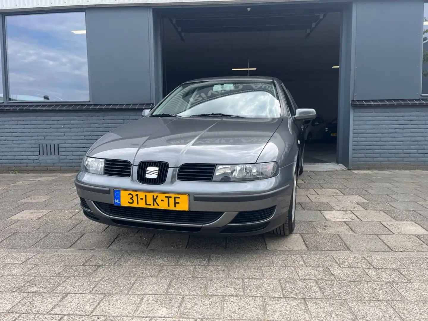 SEAT Toledo 1.6-16V SPIRIT Grau - 2
