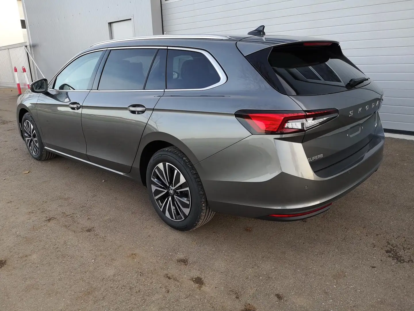 Skoda Superb Combi 2.0 TDI 142kW 4x4 Selection DSG ABT Stand... Grau - 2
