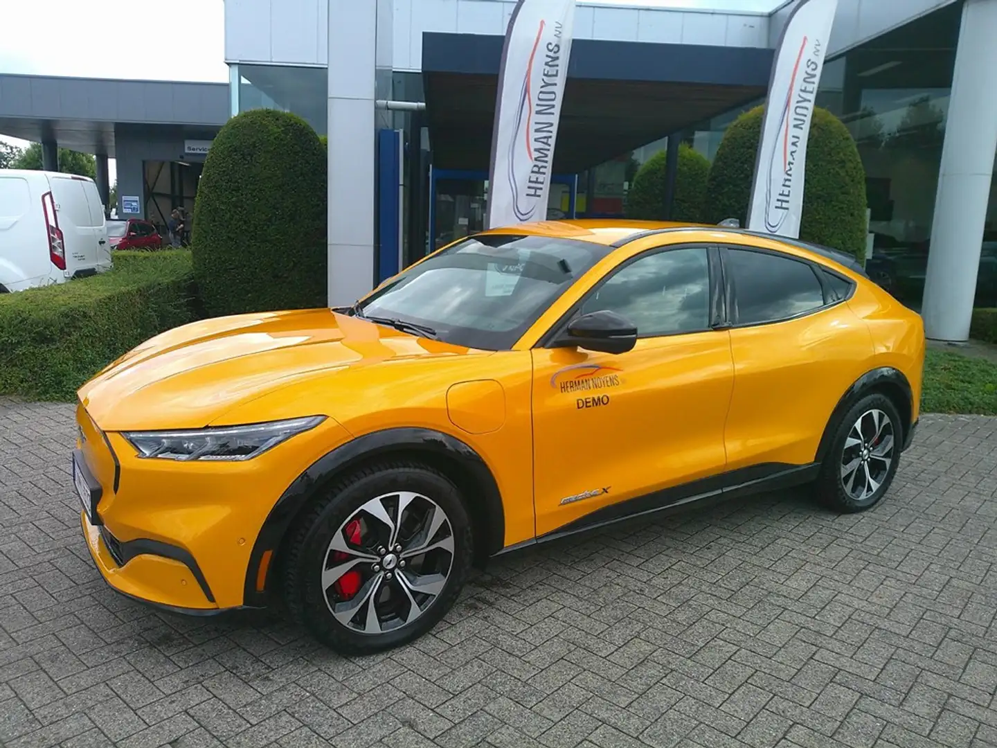 Ford Mustang Mach-E RWD Premium Jaune - 1