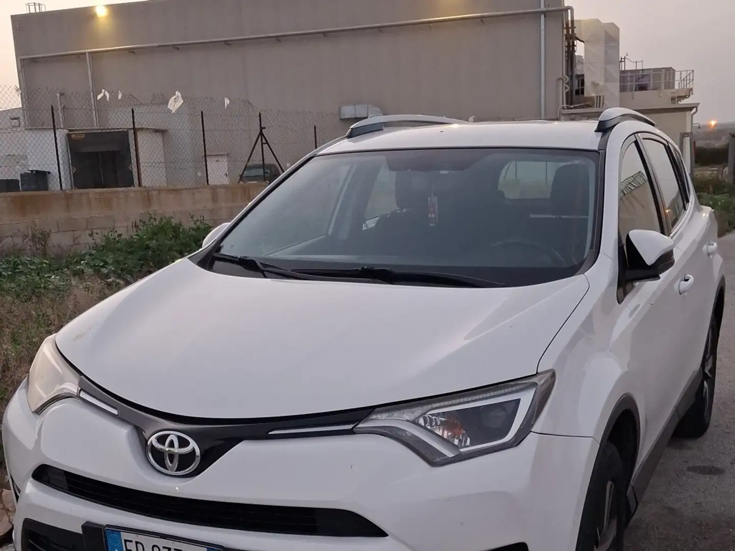 Toyota RAV 4 Rav4 2.0 d-4d Lounge 2wd mt Bianco - 2