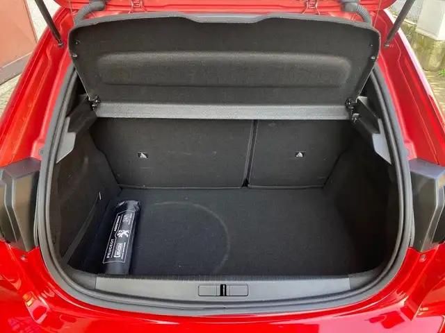 Peugeot 208 view 9