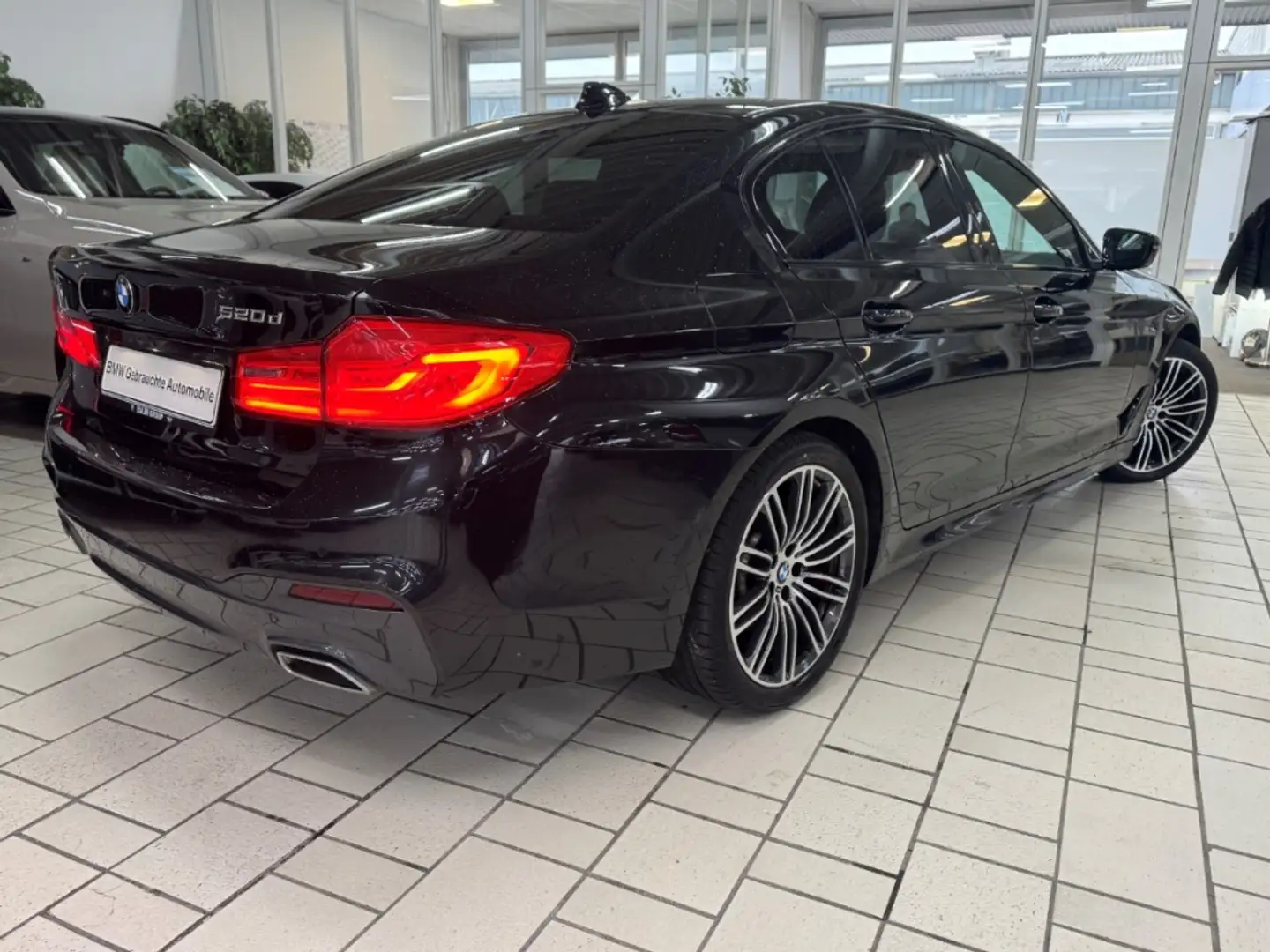 BMW 520 d A xDrive Lim. M Sport DA Parkass. Navi Leder Hif Schwarz - 2