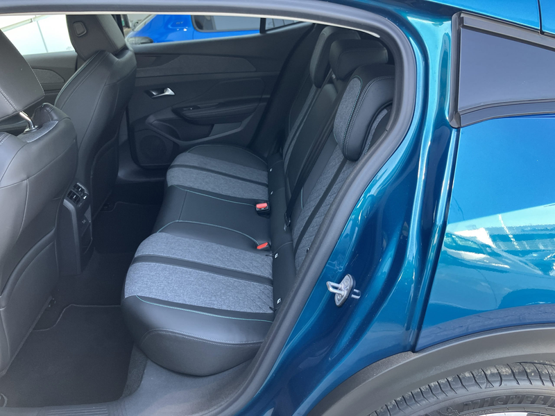 Peugeot 408 1.2 130 Pure Tech Allure Pack ACC+Navi+Kam360 — photo 15