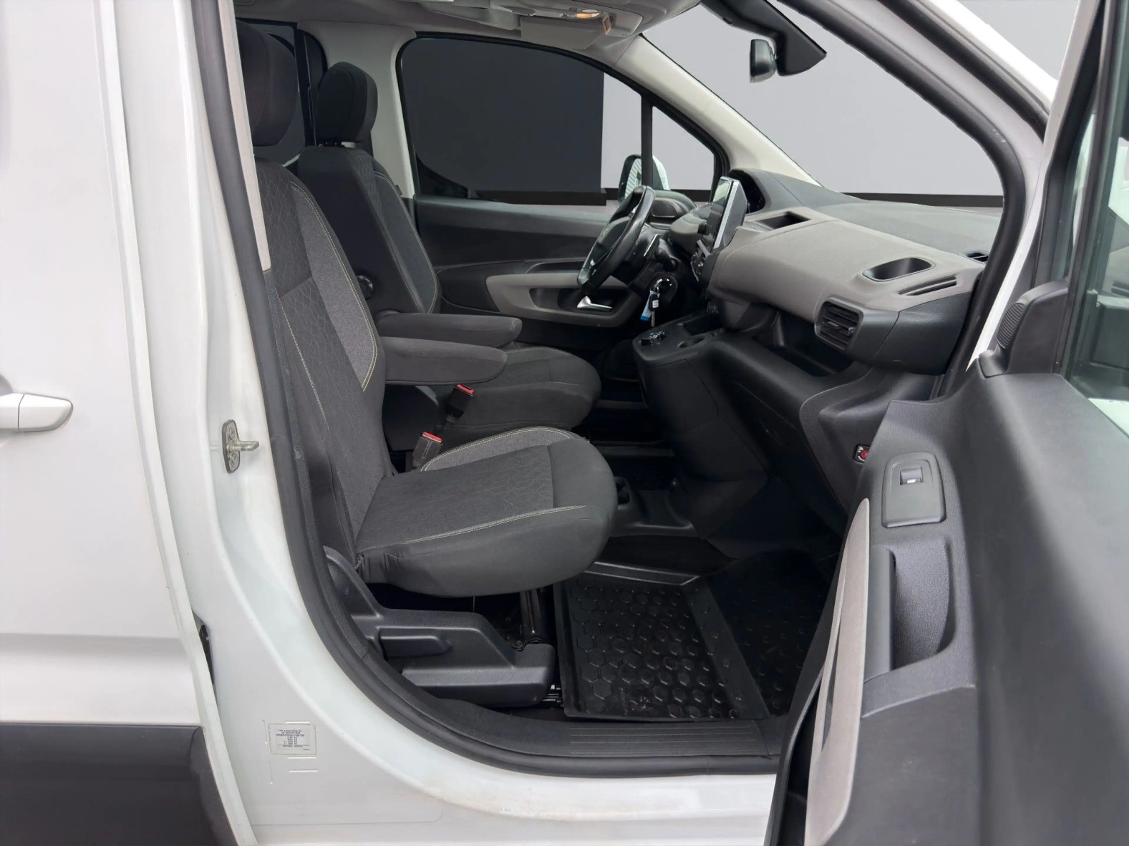 Peugeot Rifter 1.5 Blue-HDi Active L1*PDC*ASSIST*PANO* — photo 12