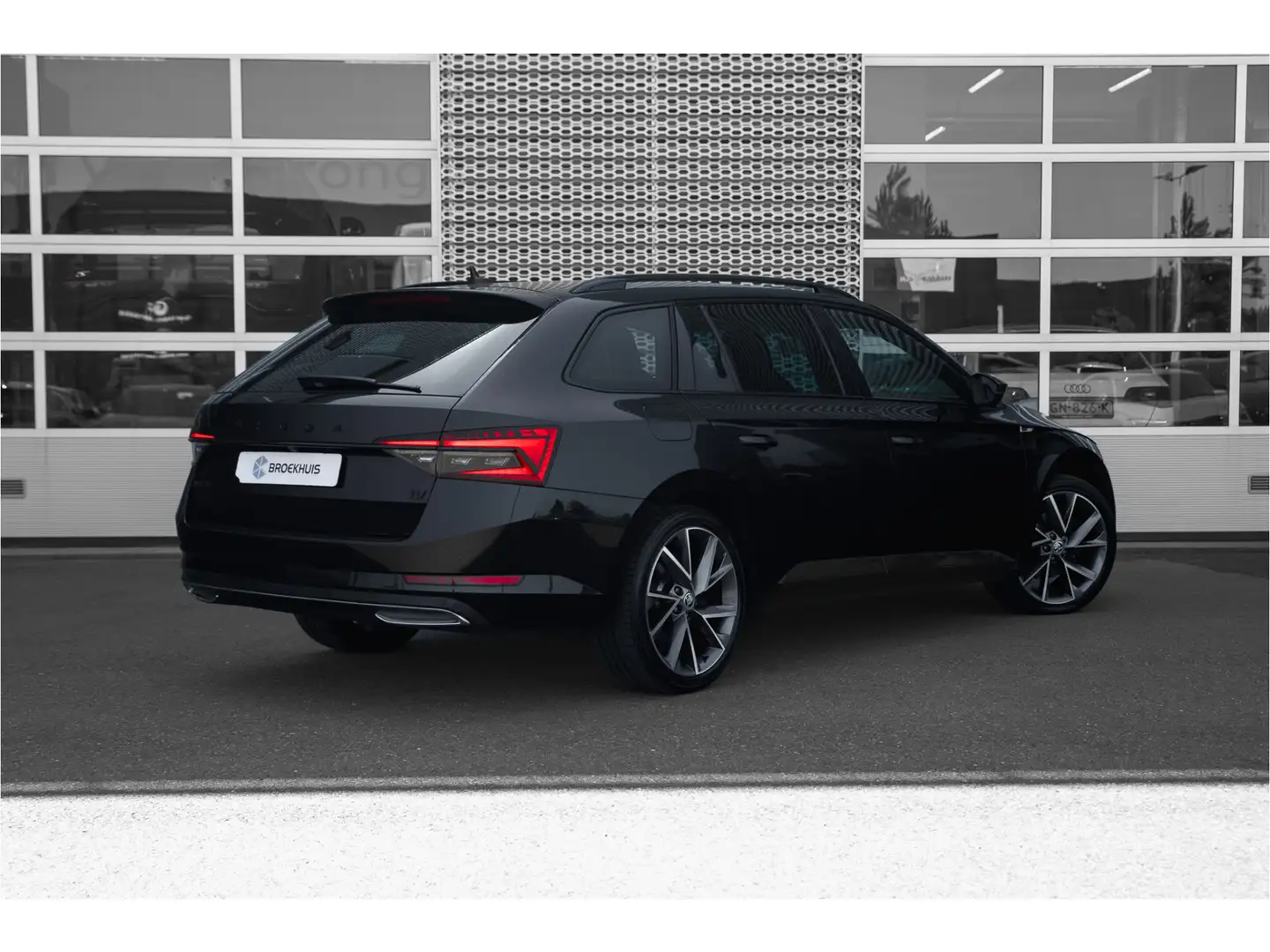 Skoda Superb Combi 1.4 TSI iV 218pk Sportline Business | Adapt. Zwart - 2