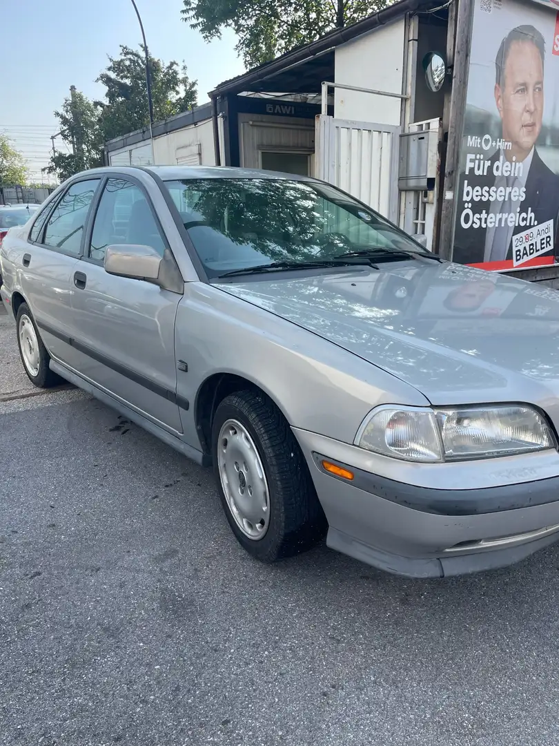 Volvo S40 1,8-16V Klassik Aut. Grau - 2