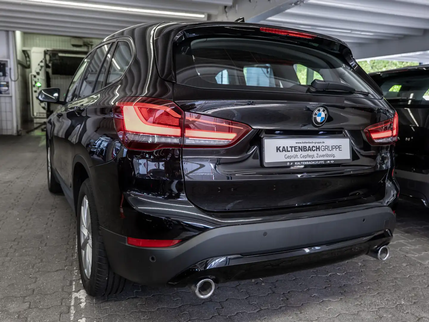 BMW X1 xDrive 18d Advantage FACEL. HUD LED NAVI Zwart - 2