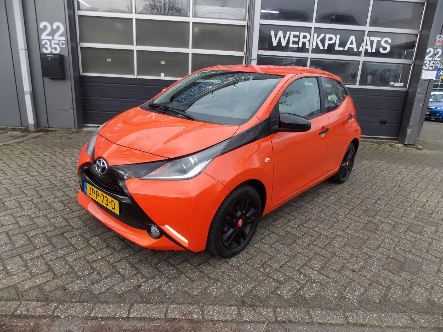 Toyota Aygo 1.0 VVT-i x-cite Camera Airco Elek Pakket 5Deurs 2 Orange - 2